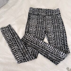 Under Armour heat gear compression leggings. Size M